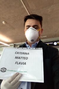 autista in attesa con maschera causa Coronavirus