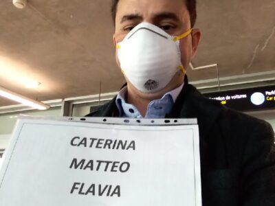 autista in attesa con maschera causa Coronavirus