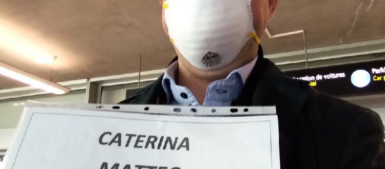 autista in attesa con maschera causa Coronavirus